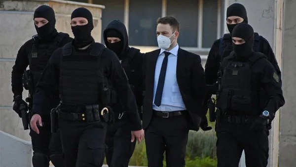 Γλυκά Νερά: Στέλνουν ερωτικά γράμματα στον Μπάμπη Αναγνωστόπουλο
