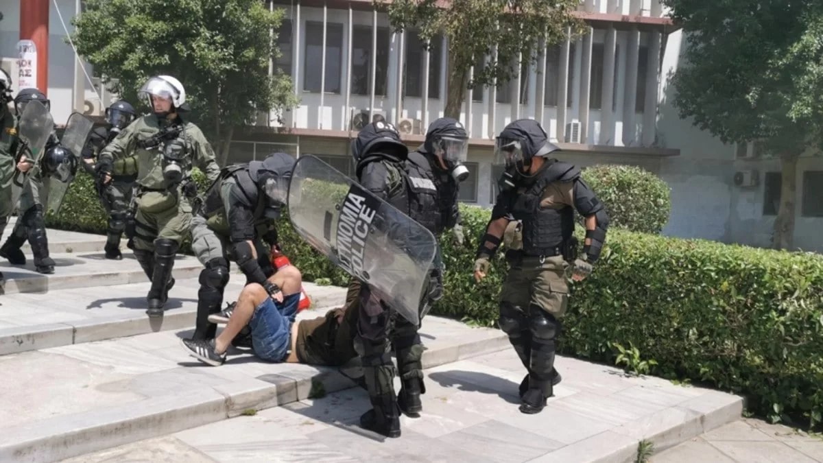 Σοβαρά επεισόδια στο ΑΠΘ: Πέτρες από κουκουλοφόρους