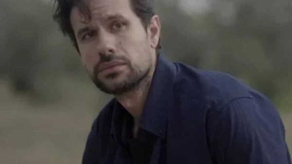 Σασμός: «Συγγνώμη ρε Πέτρο!» - "Παρέλυσε" το Twitter με την ερμηνεία του Αυγουστίδη