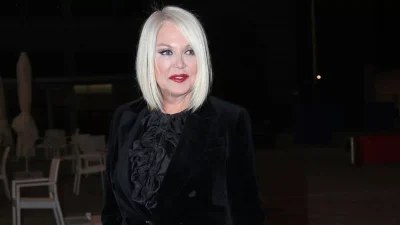 Ολόκληρο παλάτι - Το σπίτι της Ρούλας Κορομηλά με τον πράσινο κήπο και την τεράστια πισίνα