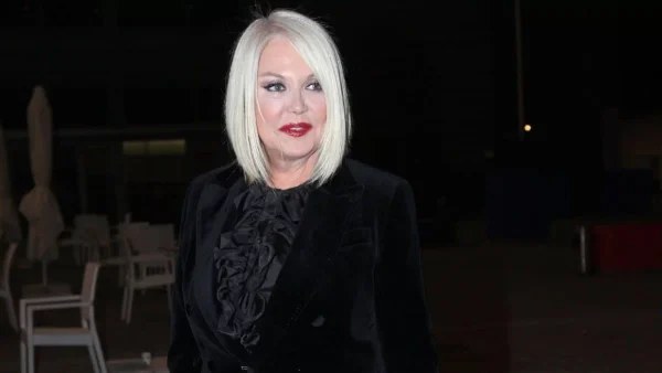 Ολόκληρο παλάτι - Το σπίτι της Ρούλας Κορομηλά με τον πράσινο κήπο και την τεράστια πισίνα