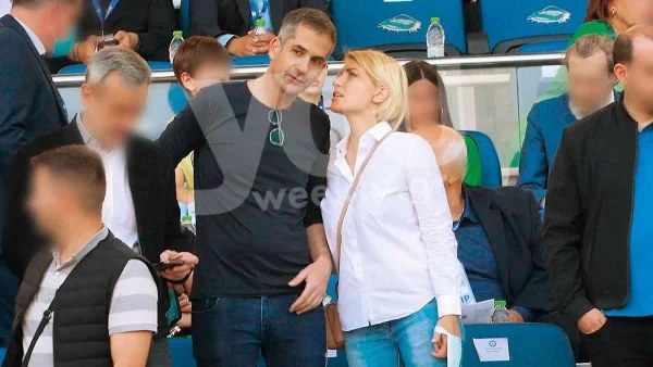 Πιο διαχυτικοί από ποτέ: Φιλιά και αγκαλιές στις κερκίδες του γηπέδου για Κοσιώνη - Μπακογιάννη