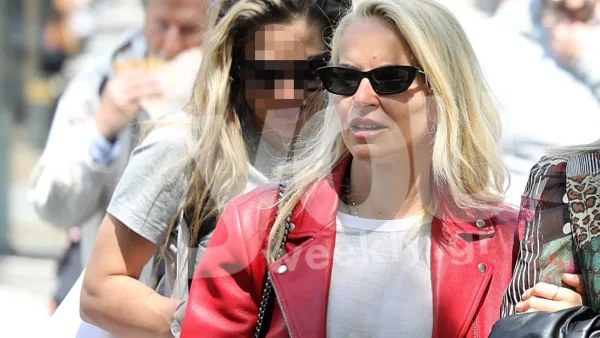 Την χάζευαν όλοι - Η Μπεκατώρου για ψώνια με εντυπωσιακό, κόκκινο δερμάτινο