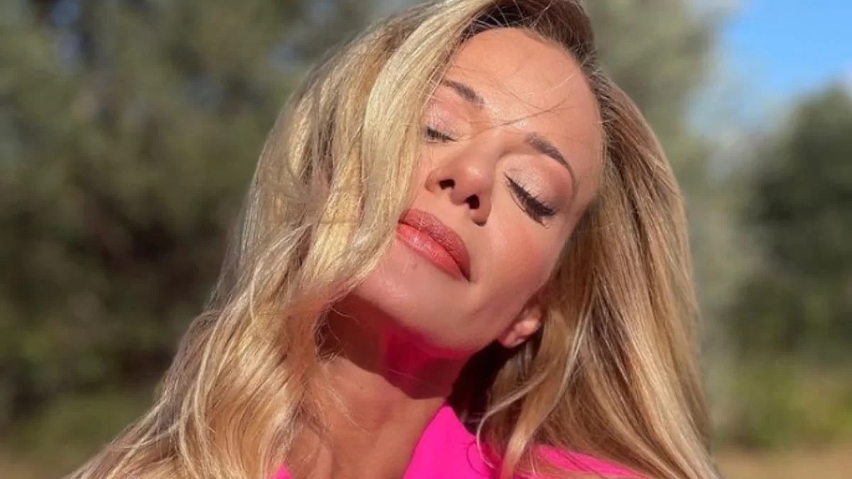 Δυο μέτρα τα πόδια της Ζέτας Μακρυπούλια - Κάνει τον γύρο του διαδικτύου η νέα φωτογραφία της