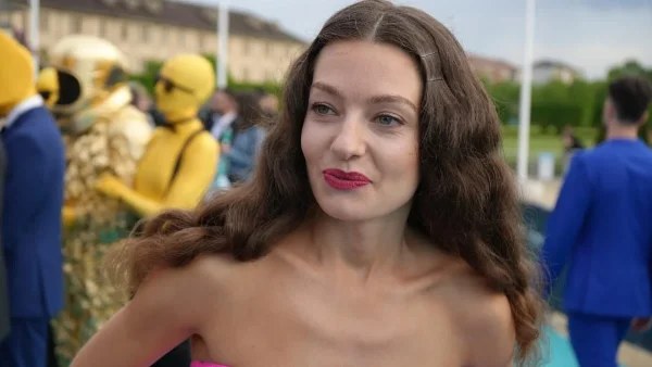 Eurovision 2022: Με φούξια εντυπωσιακή τουαλέτα η Αμάντα Γεωργιαδη στο Τυρκουάζ Χαλί