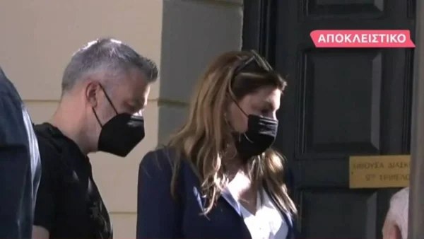 Σε άσχημη ψυχολογική κατάσταση στα δικαστήρια η Έλενα Παπαρίζου - Στα "μαχαίρια" με τον πρώην της Τόνυ Μαυρίδη