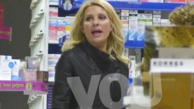 Αξέχαστη εμφάνιση: Τι φορούσε το 2016 η Ελένη Μενεγάκη για να πάει στο φαρμακείο