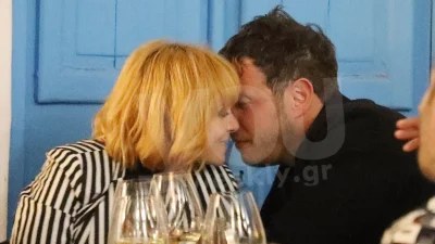 Ασυγκράτητοι μπροστά στις κάμερες - Τα "καυτά" φιλιά της Ελεονώρας Ζουγανέλη με τον Σπύρο Δημητρίου