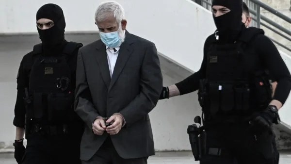 Με συνοδεία ανδρών - Κάτεφθασε ο Πέτρος Φιλιππίδης στο δικαστήριο