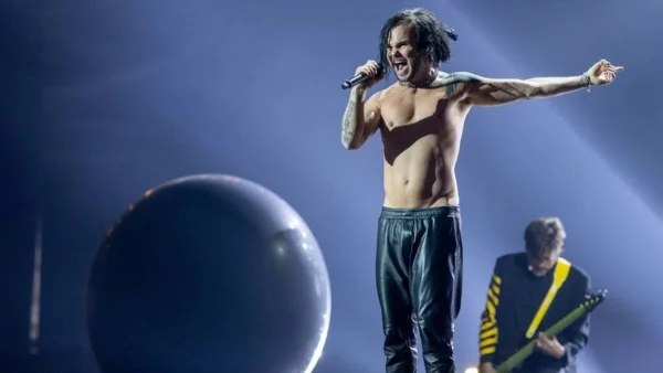 Eurovision 2022: Γδύθηκε στη σκηνή ο Lauri από την Φινλανδία - Ξεσήκωσε τους πάντες στον Β' Ημιτελικό