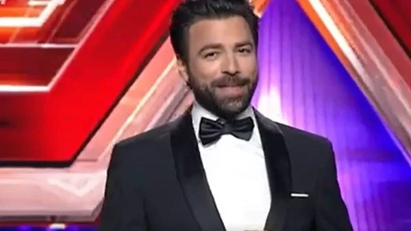 X-Factor: Η εντυπωσιακή είσοδος του Ανδρέα Γεωργίου - Φιλήθηκε με τον Ρόκκο στο στόμα!