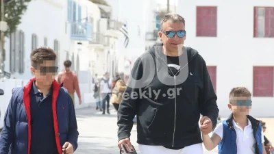 Πιασμένοι χέρι χέρι και ντυμένοι αθλητικά - Για βόλτα στην Μύκονο με τους δυο γιους του ο Γιώργος Λιάγκας