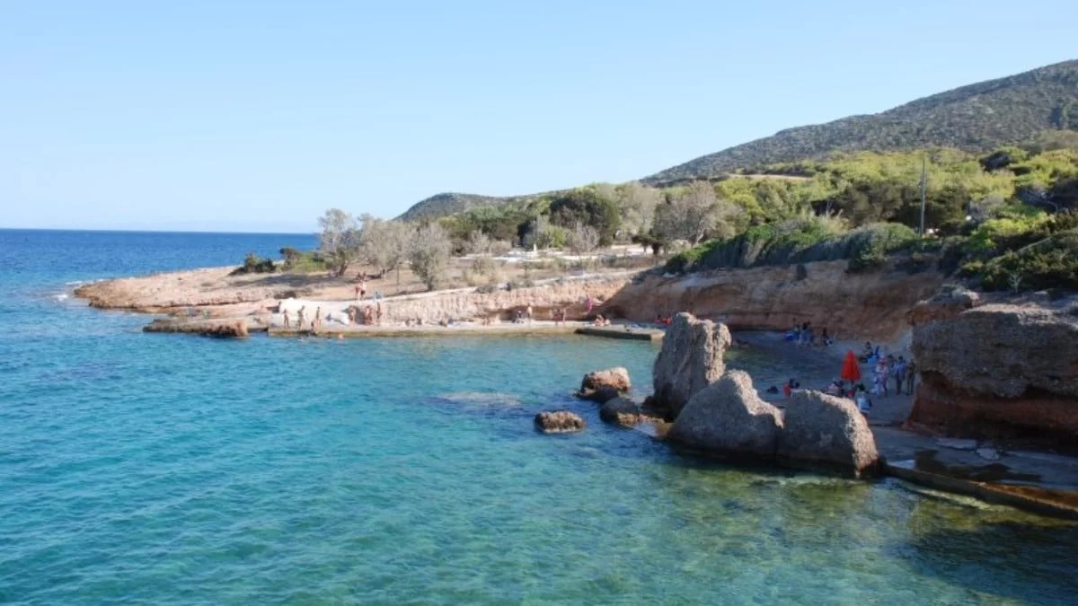 5+1 «κρυφές» παραλίες της Αττικής - Ο Τάσος Δούσης προτείνει