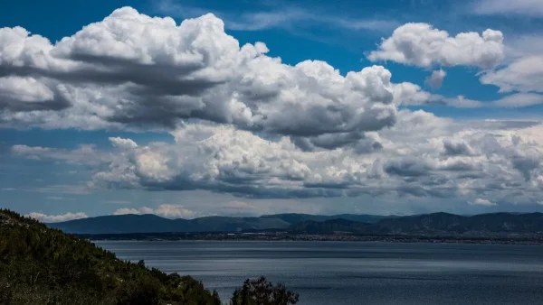 Καιρός 1/5: Πρωτομαγιά με βροχές και συννεφιά