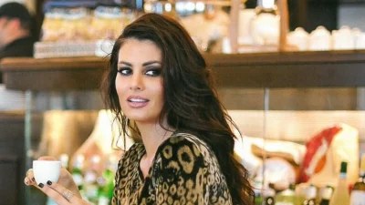 Το πρόσωπό της κάτω από το μακιγιάζ - Φωτογράφος πέτυχε την Μαρία Κορινθίου εντελώς άβαφη σε εκδήλωση