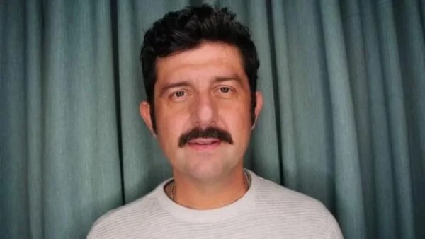 «Νομίζω ότι κάθε γονιός φοβάται» -  Η αναφορά του Μιχάλη Οικονόμου για τα ομόφυλα ζευγάρια και το δικαίωμα υιοθέτησης