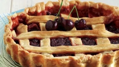 Πεντανόστιμη και χωρίς πολλές θερμίδες - Πανεύκολη κερασόπιτα από την Αργυρώ Μπαρμπαρίγου