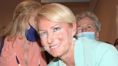 Κομψή με τιρκουάζ κοστούμι - Σπάνια δημόσια εμφάνιση της Νατάσας Παζαΐτη