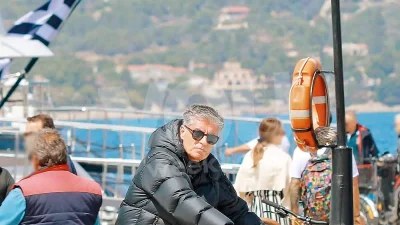 Σούσουρο με Τατιάνα Στεφανίδου και Νίκο Ευαγγελάτο στις Σπέτσες - Αποκλειστικές φωτογραφίες