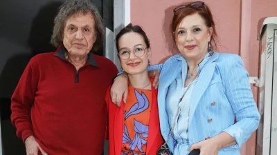 Συγκινημένοι γονείς ο Βασίλης Παπακωνσταντίνου και η Ελένη Ράντου - Η έκθεση ζωγραφικής της κόρης τους