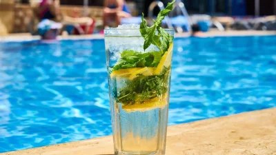 Σπιτικό αδυνατιστικό ρόφημα "Sassy Water" - Μέση δαχτυλίδι με λεμόνι, αγγούρι και...
