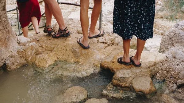 Πέδιλα και κάλοι στα πόδια; 2 τρόποι να τους εξαφανίσετε από το σπίτι χωρίς να πάτε σε γιατρό