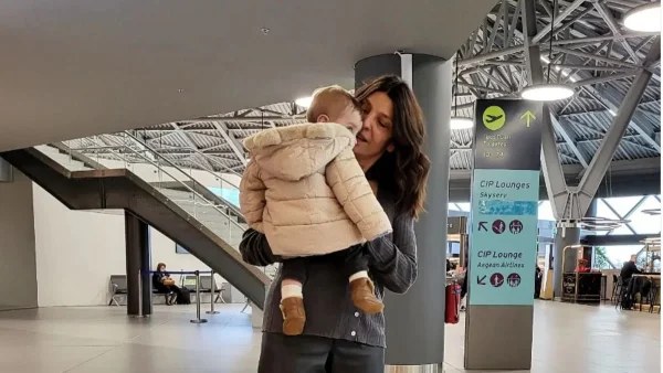 «Με κατσιάσανε πια!» - Στιγμές ευτυχίες για την Πόπη Τσαπανίδου αγκαλιά με τον εγγονό της