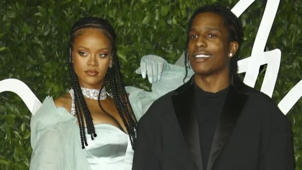 H Rihanna παντρεύτηκε με τον Asap Rocky  - Φορούσε κόκκινο νυφικό με πούπουλα