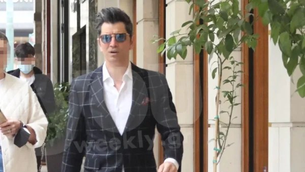 Τράβηξε όλα τα βλέμματα ο Σάκης Ρουβάς - Σαν σταρ του Χόλιγουντ στο κέντρο στην Αθήνας
