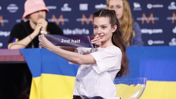 Eurovision 2022: Με σιθρού μπλουζάκι στο πλευρό της Αμάντα ο σύντροφός της