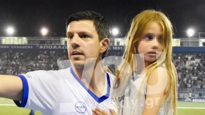 Τάκης Φύσσας: Σπάνια εμφάνιση στους δρόμους της Αθήνας - Μαζί του η κούκλα κόρη του