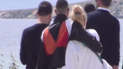 Περπατούσαν και τους κοιτούσαν όλοι - Αγκαλιά στα στενά της Μυκόνου Τάμτα και Πάρις Κασιδόκωστας