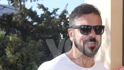 Με στενό φούξια φόρεμα στο πλευρό του Τριαντάφυλλου - Η λαμπερή σπάνια εμφάνιση της Δήμητρας Σιαμπάνη
