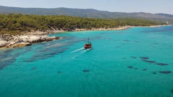 Καταγάλανα νερά και λευκά βραχάκια - Που βρίσκεται η "Χαβάη" της Ελλάδας