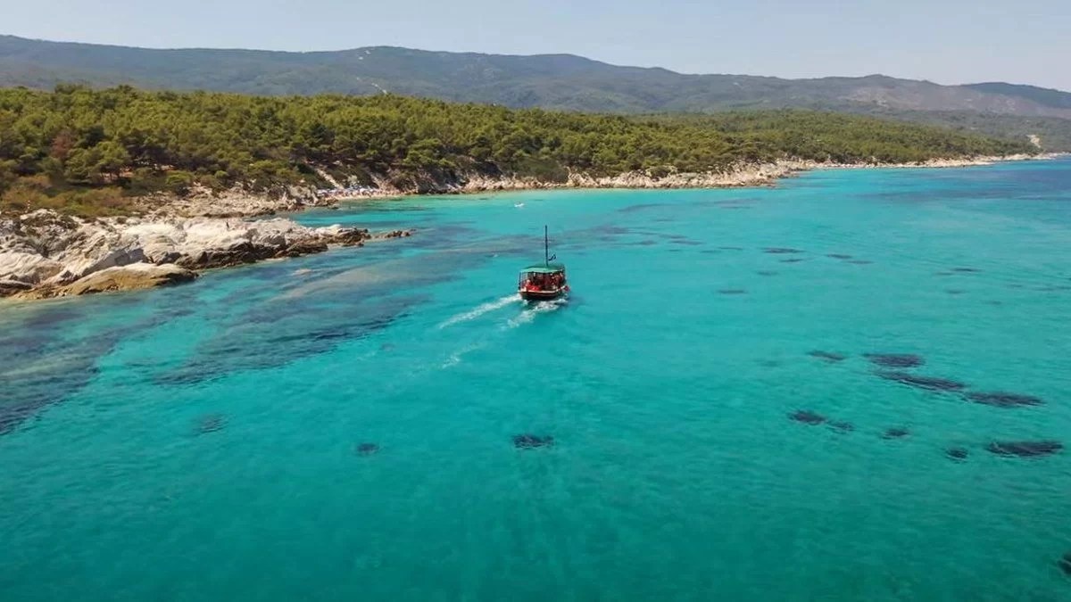 Καταγάλανα νερά και λευκά βραχάκια - Που βρίσκεται η "Χαβάη" της Ελλάδας