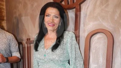 Απαστράπτουσα η Ζωζώ Σαπουντζάκη -  Η εντυπωσιακή τούρτα έκπληξη στα γενέθλιά της