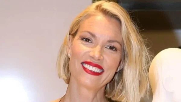 Με "καυτό" ολόσωμο μαγιό και δυο μέτρα πόδια - Πανζουρλισμός με την νέα φωτογραφία της Βίκυς Καγιά