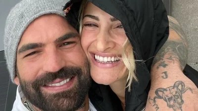 Πόζαρε τόπλες σε ονειρική πισίνα - Χιλιάδες αντιδράσεις με τη φωτογραφία της Τούνη για την επέτειο με τον Αλεξάνδρου