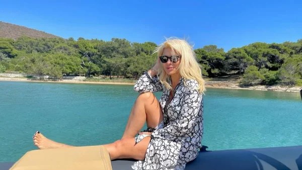 Μαύρο, τεράστιο και πανάκριβο - Το σκάφος που κάνουν εξορμήσεις Ελένη Μενεγάκη και Ματέο Παντζόπουλος