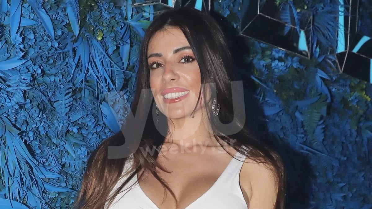 Με ανοιχτό ντεκολτέ και στενό λευκό φόρεμα - "Μοίρασε" εγκεφαλικά η Μίνα Αρναούτη με την νέα εμφάνισή της