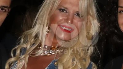 Στα σοκάκια της Μυκόνου με μίνι φόρεμα που είχε αβυσσαλέο ντεκολτέ - Βραδινό έξοδος για την Μαρίνα Πατούλη