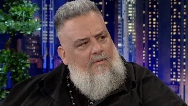«Τους έντεχνους τους φτύνω στα μούτρα!» - "Έμεινε κάγκελο" ο Αρναούτογλου στον αέρα του The 2night Show