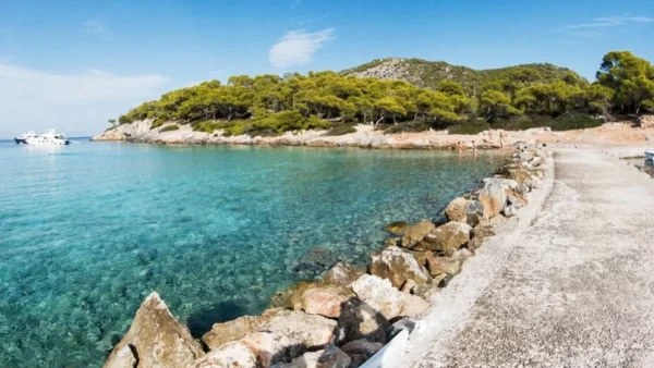 Η παραλία που θυμίζει Καραϊβική αλλά βρίσκεται μόλις μια ώρα μακριά από την Αθήνα!