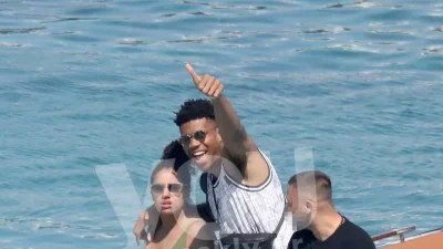 Χαζομπαμπάς με τα όλα του ο Γιάννης Αντετοκούνμπο - Κυνηγούσε τον γιο του στα σοκάκια της Μυκόνου