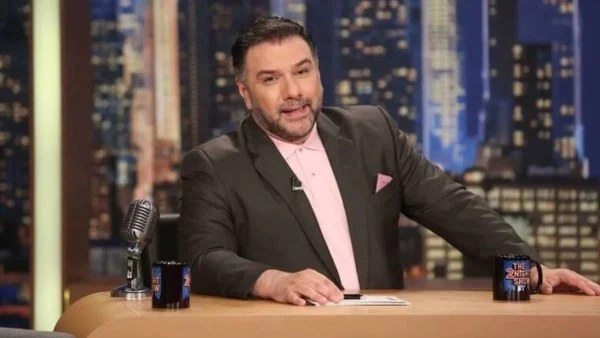 "Έσκασε" πριν λίγο - Οι αποψινοί 7/6 καλεσμένοι του Γρηγόρη Αρναούτογλου στο The 2night show