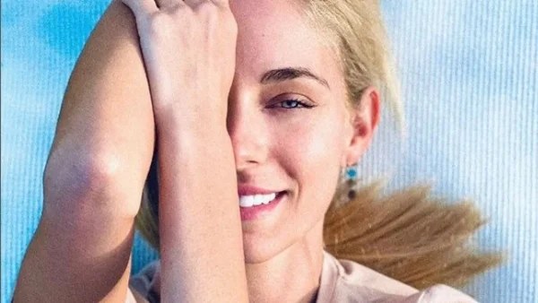 Λιάζεται στον ήλιο άβαφη και "ρίχνει" το Instagram - Το πρόσωπό της Δούκισσας Νομικού χωρίς ίχνος μακιγιάζ