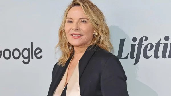Ακομπλεξάριστη η Kim Cattrall - Πόζαρε στα 65 της με μαγιό και προκάλεσε "πανικό"
