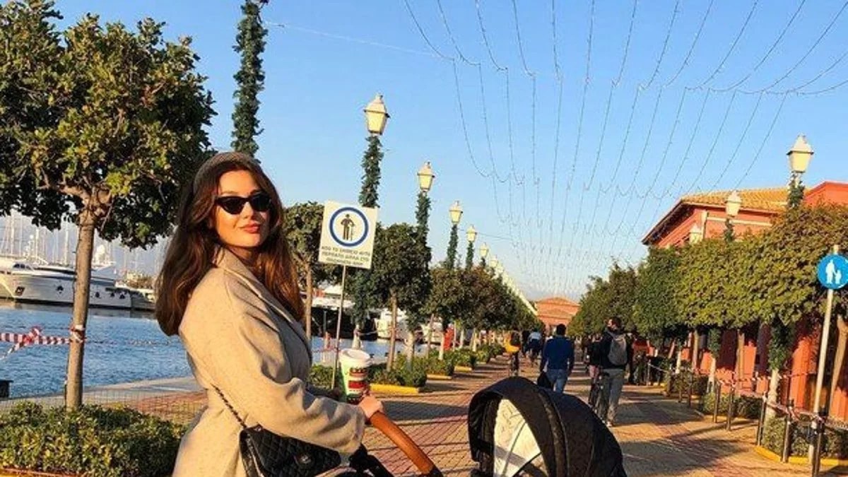 Στιγμές χαράς για την Σιντορέλα Τόλη - Βάφτισε την κόρη της σε μία εντυπωσιακή τελετή