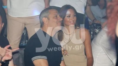 Λαμπερή στην αγκαλιά του Πηλαδάκη - Με κολλητό midi φόρεμα στα μπουζούκια η Ναυσικά Παναγιωτακοπούλου