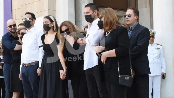 Κηδεία Γιάννη Κουντούλη: Υποβασταζόμενη και μαυροφορεμένη η σύζυγός του, Δέσποινα Μοιραράκη